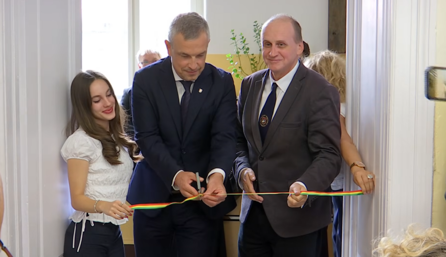 Az Oláh család emlékét őrzi a felújított tanterem a Selye János Gimnáziumban