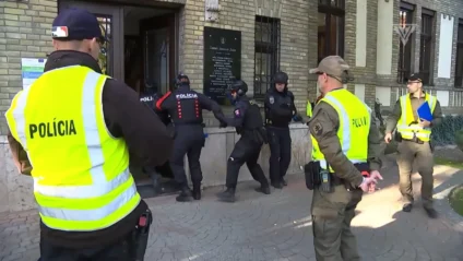 Policajti a záchranári simulovali ozbrojený útok na školu
