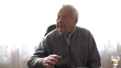 Jó gének, méz és derű – Keszegh Béla polgármester személyesen köszöntötte a 99 éves Laci bácsit